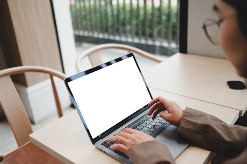 Mujer escribiendo en notebook