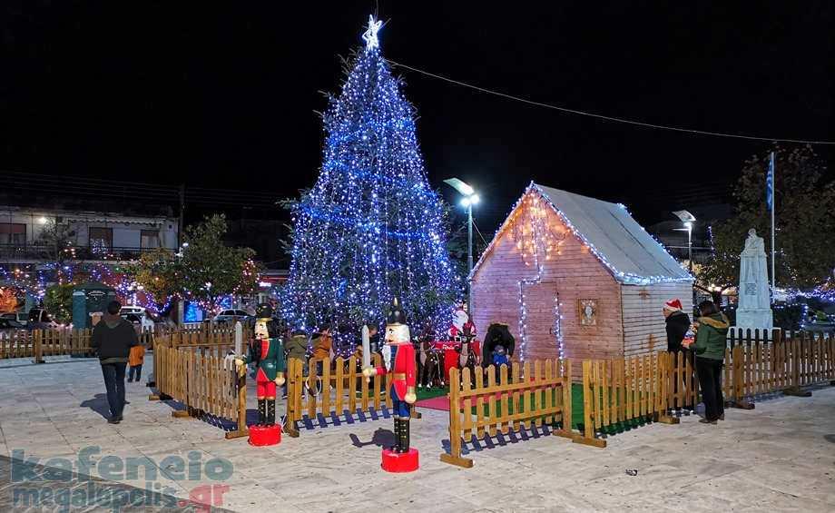 Εικόνα που περιέχει Χριστούγεννα, εξωτερικός χώρος/ύπαιθρος, χριστουγεννιάτικο δέντρο, δέντροΠεριγραφή που δημιουργήθηκε αυτόματα