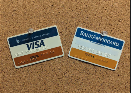 O primeiro cartão da Visa, e ao lado o primeiro cartão da BankAmericard.