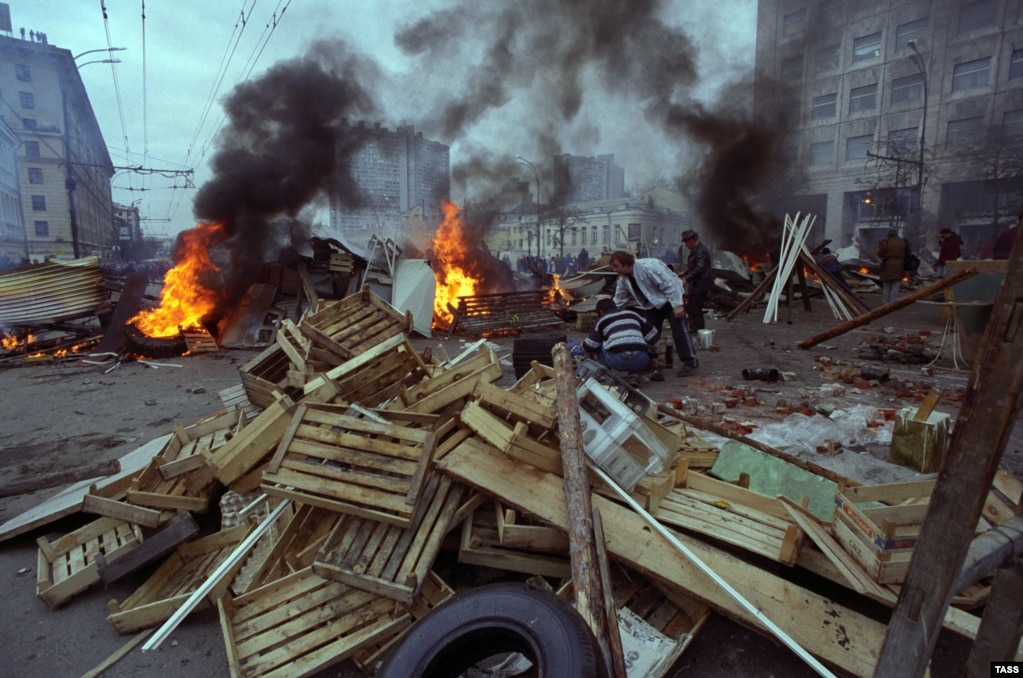 Демонстранти палять шини та ящики під час політичної кризи в Росії і протистояння між президентом Борисом Єльциним і російським парламентом. Москва, 3 жовтня 1993 року
