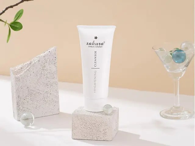 Sữa rửa mặt Sakura Brightening Cleanser chuyên làm sạch và hạn chế khô da quanh miệng