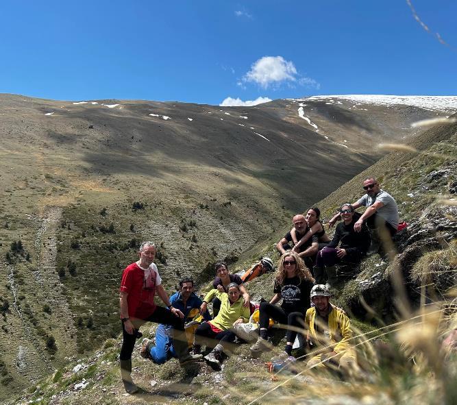 Un grupo de personas en una montaña

Descripción generada automáticamente