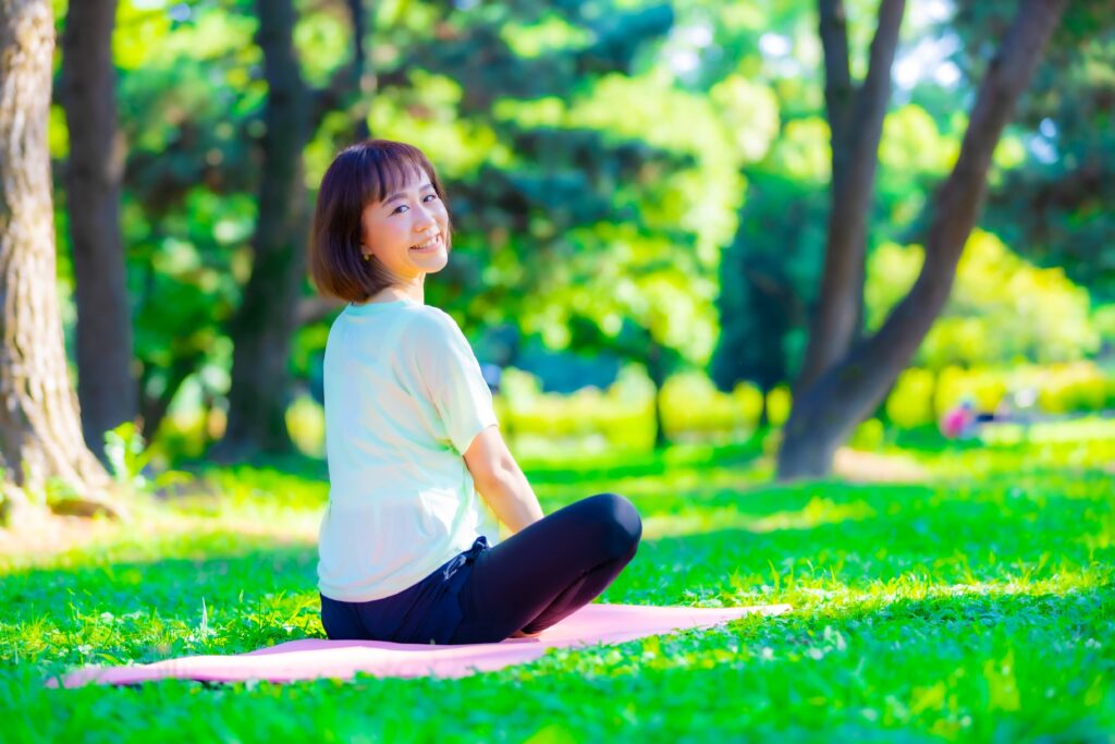 屋外でリンパストレッチ、ヨガを楽しむ女性