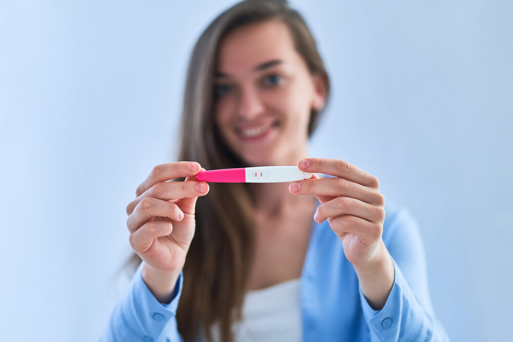 dye stealer pregnancy test, Women checking pregnancy test