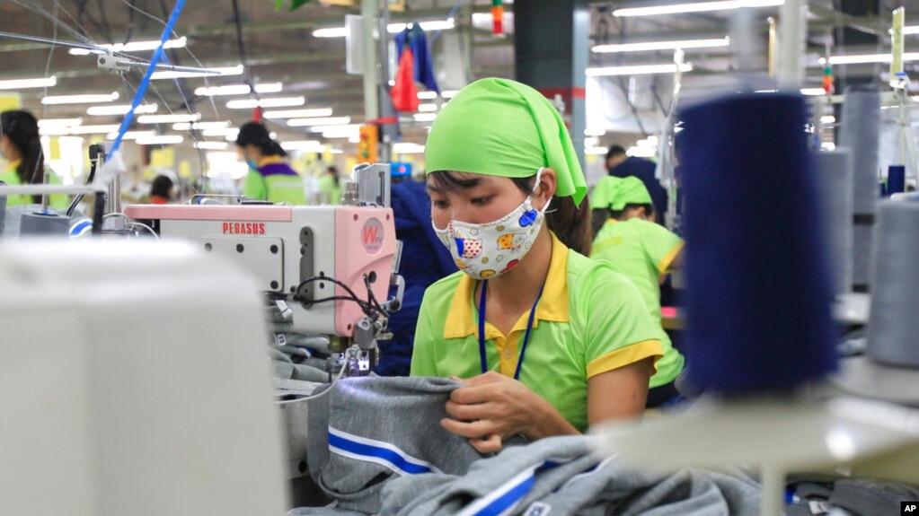 Công nhân đang làm việc tại một xưởng may mặc ở Nam Định. Thị trường thu hẹp khiến hoạt động xuất khẩu của Việt Nam gặp nhiều khó khăn trong năm 2023. [Ảnh minh họa]