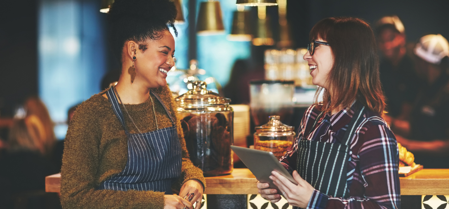 Membuat hubungan baik dengan pelanggan adalah salah satu bagian dari Tips Cara Membangun Loyalitas Pelanggan dan Contoh Kasus