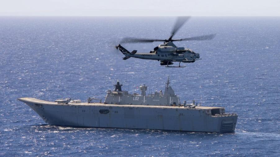 (Ảnh minh họa) - Một tàu sân bay trực thăng của Hải quân Úc, với máy bay trực thăng AH-1Z Viper, trong một buổi diễn tập năm 2022 tại Thái Bình Dương. 