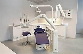 A dentist chair in a dental office

Description automatically generated