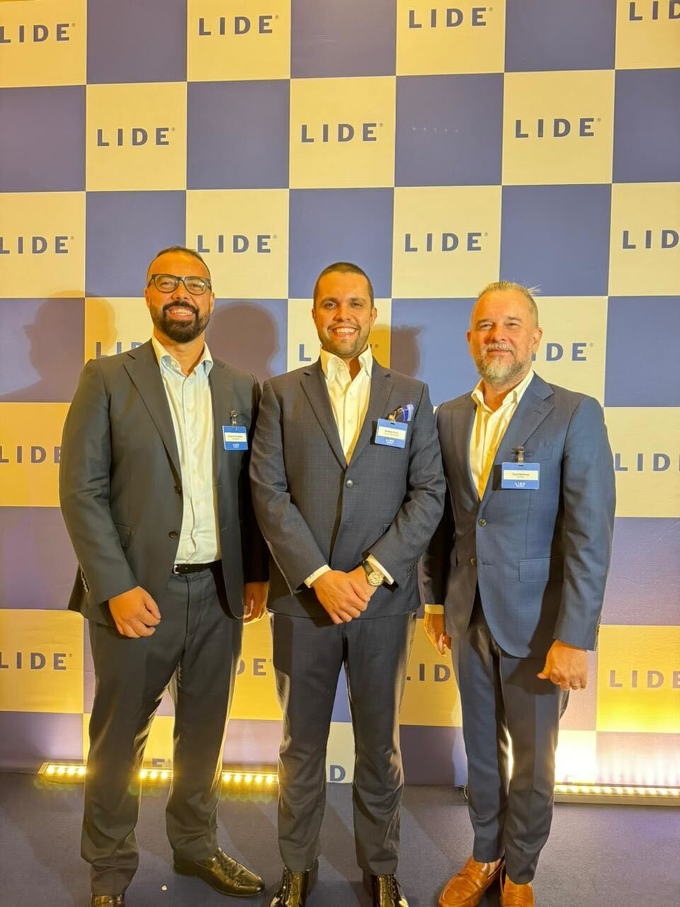 Gustavo e Torio,CEOs da 4Revops e Rodrigo Paiva, Presidente do LIDE Emirates (centro)