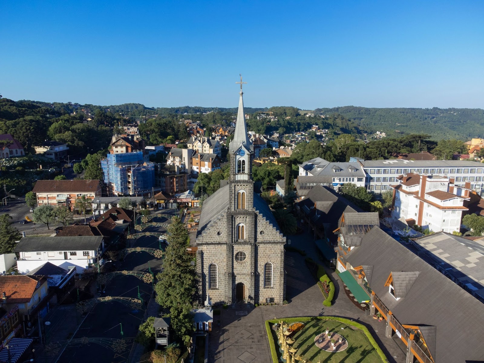 Vista aérea da Igreja de São Pedro, com as ruas arborizadas e casas ao redor.