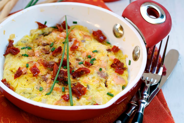 alimentos integrais fritada de salmão e tomate seco