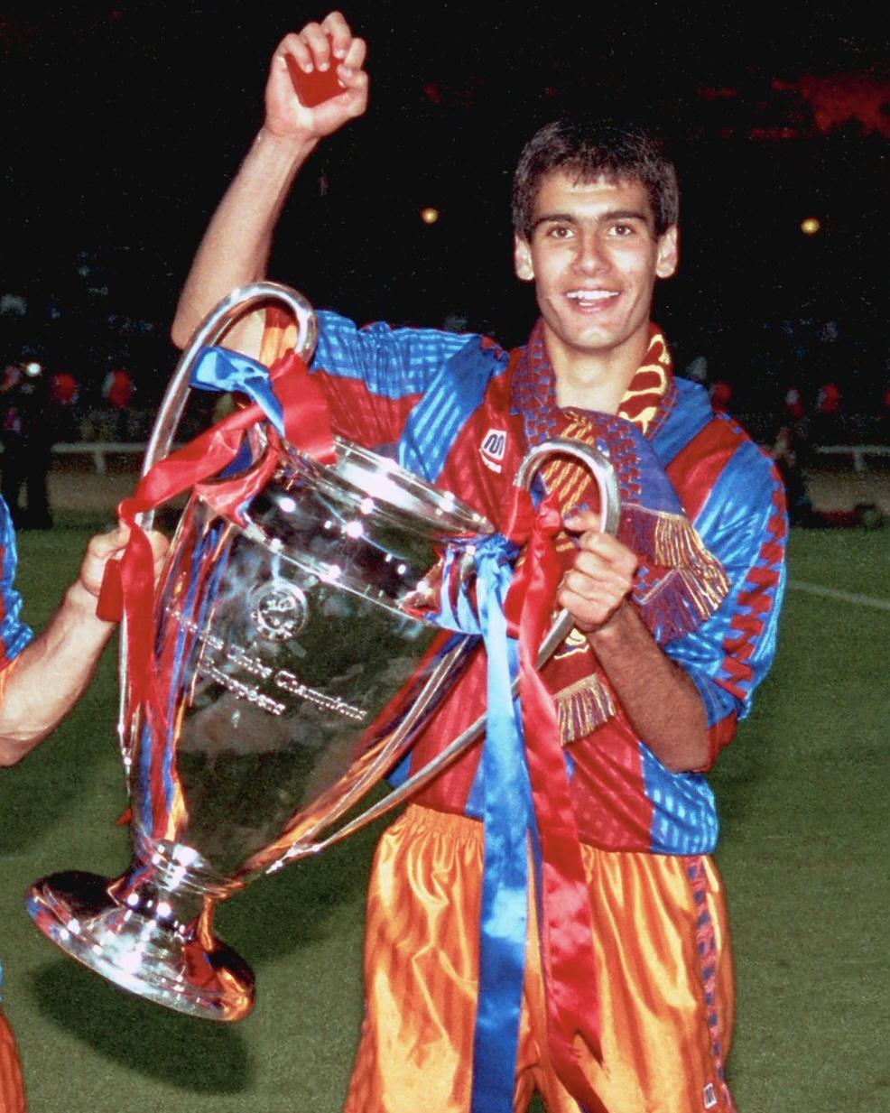 Pep Guardiola, ainda como jogador do Barcelona, levantando a taça de campeão da Liga dos Campeões (UEFA Champions League)