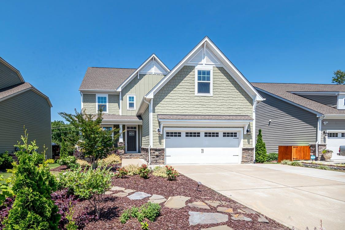 Free Garage Door in House in Village Stock Photo