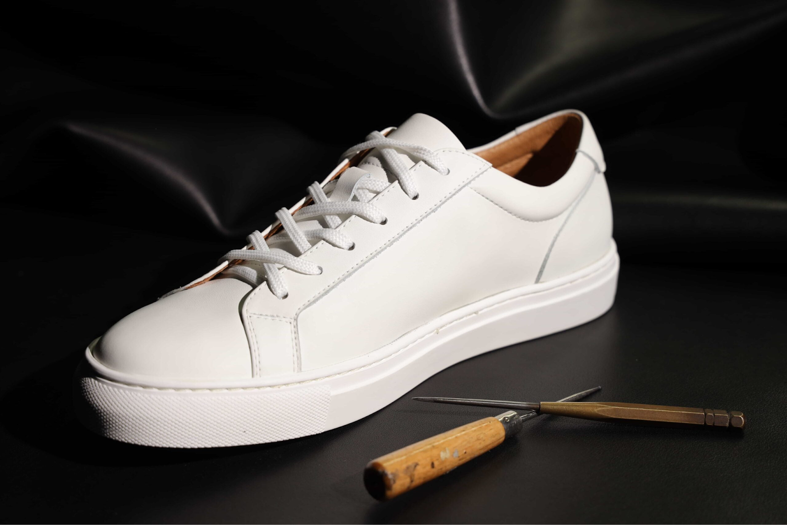 真皮小白鞋的質感超級頂級，且近期超多網友唯一指名推薦的小白鞋材質就是真皮小白鞋／圖取自 MTSK 官網