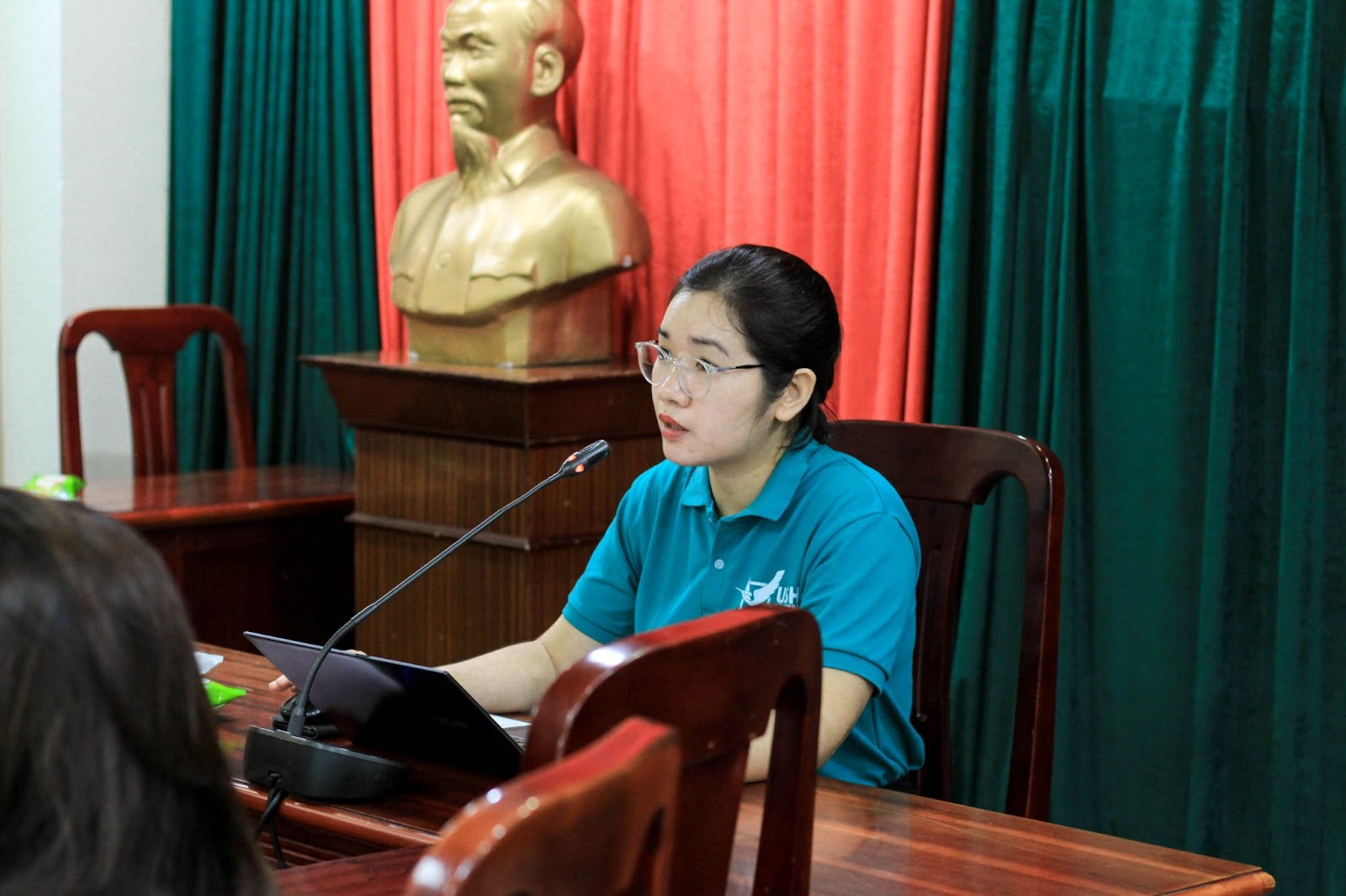Đồng chí Tạ Thị Bích Ngọc – Bí thư Đoàn Trường triển khai chuyên đề.