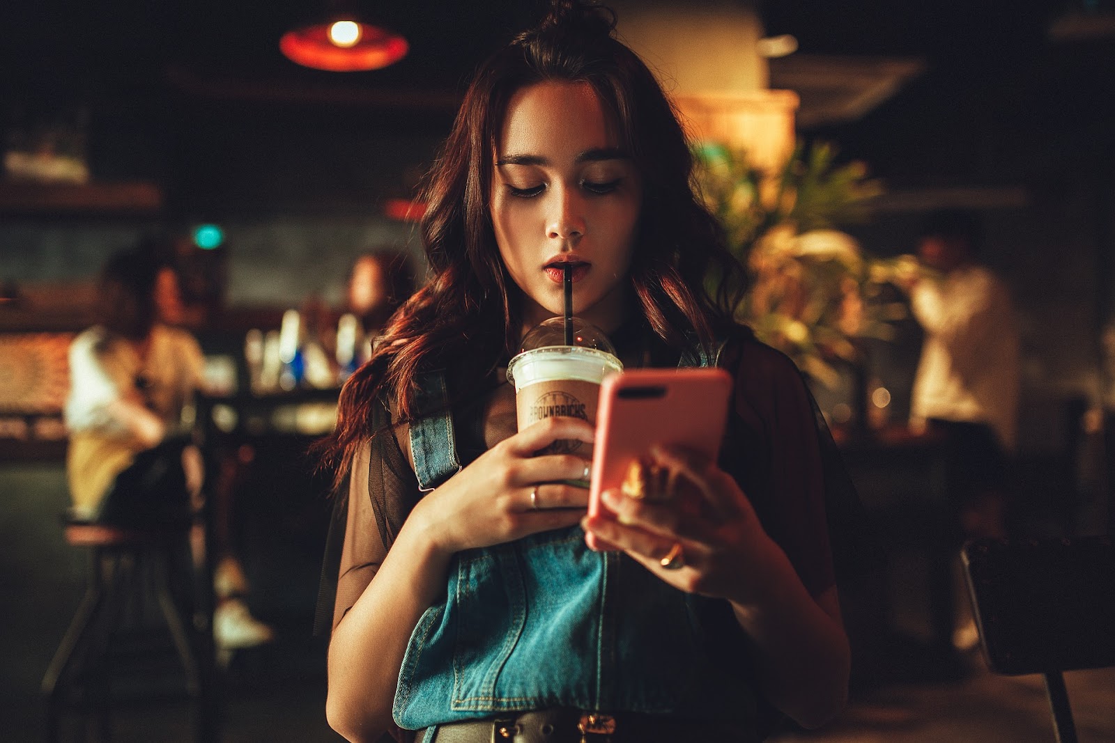 女性　スマホ　飲み物