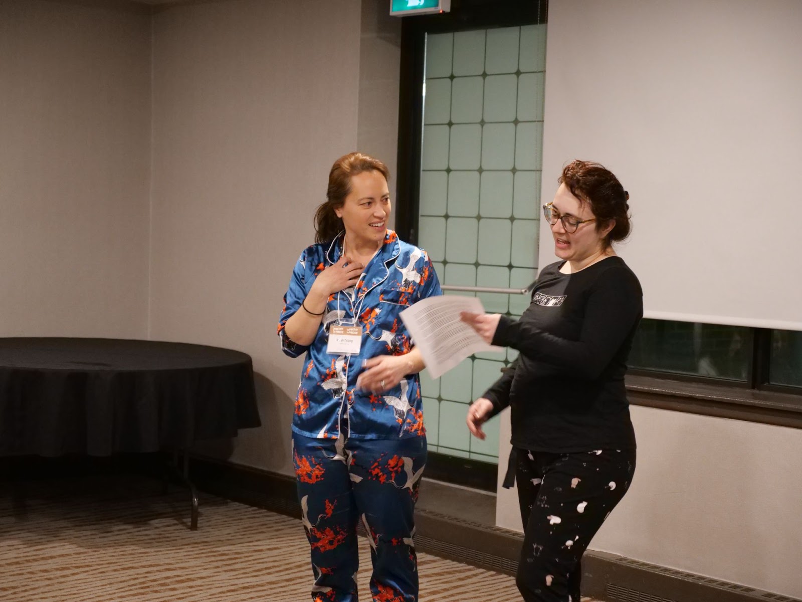 Sarah et Ariane donnent le coup d'envoi de la soirée pyjama et présentent les lectures des juges!