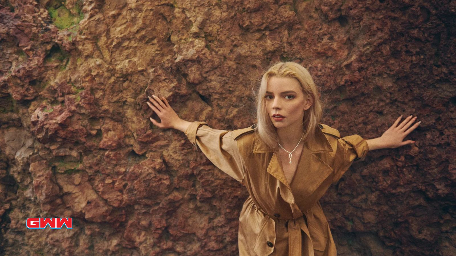 Anya Taylor-Joy posando frente a un fondo rocoso