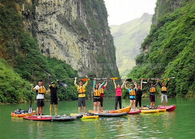 Trải nghiệm chèo thuyền Kayak trên sông cực thú vị