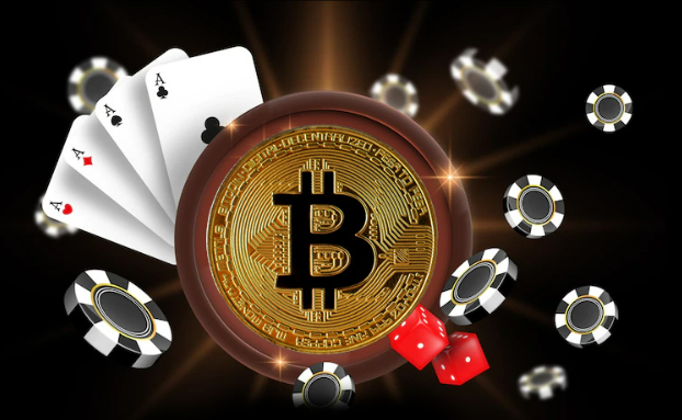 Kryptovaluta bitcoin-mynter med kasinobrikker og kort 