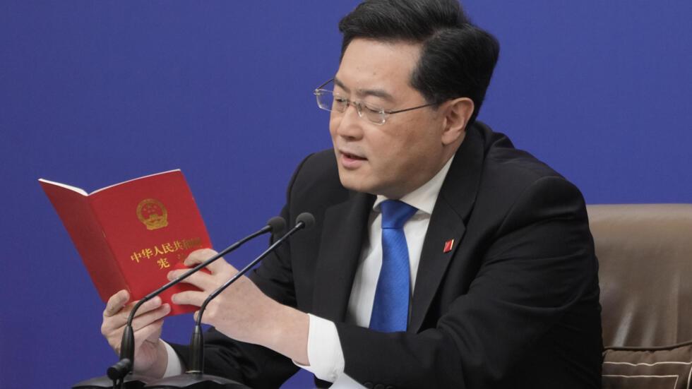 2023 年 3 月 7 日，北京，中国外交部长秦刚在中国全国人民代表大会（人大）年会期间举行的记者招待会上回答有关台湾的问题时宣读了中国宪法。秦刚目前已被官方解除了外长和国务委员职务。