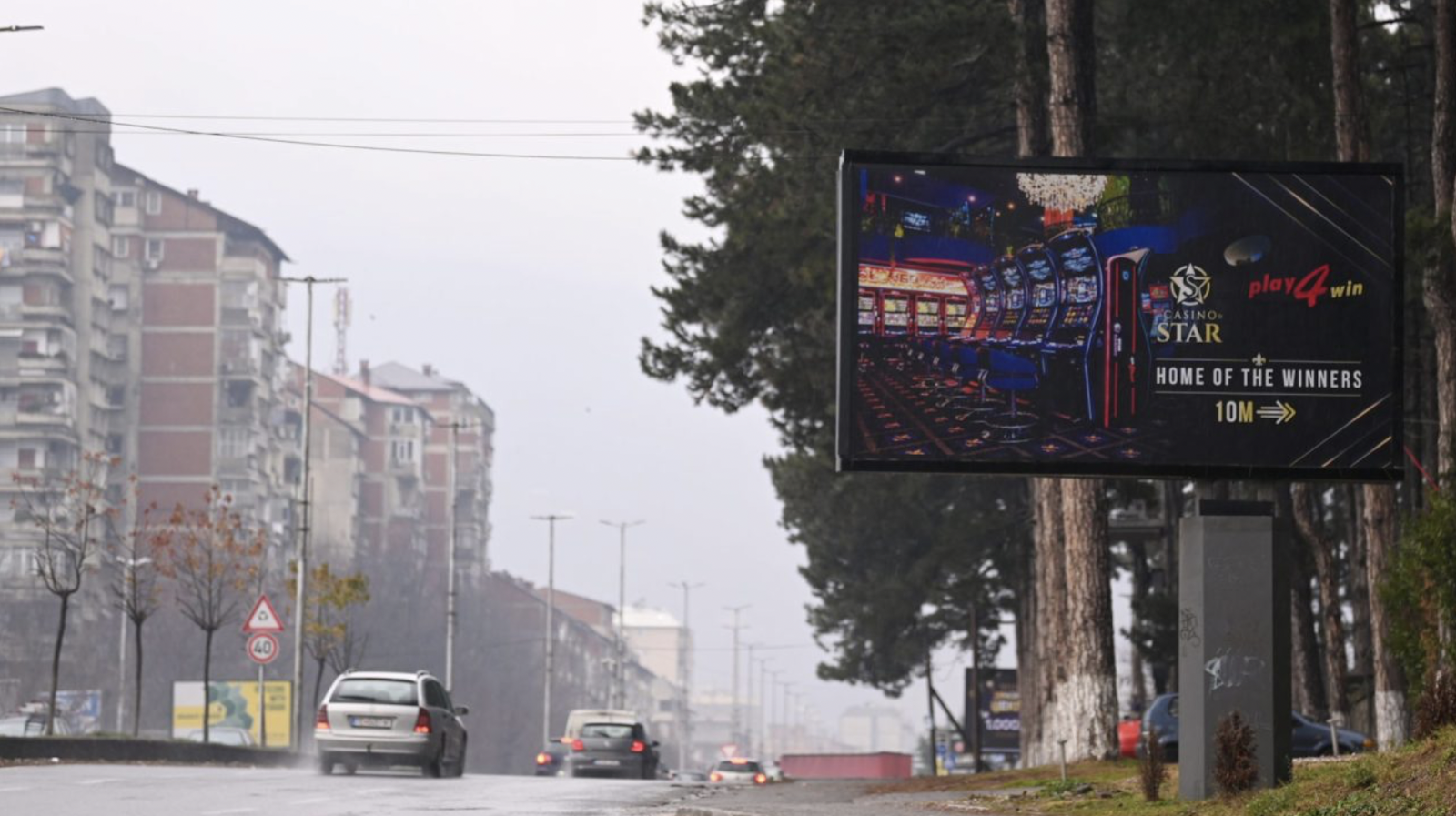 Один з багатьох білбордів з рекламою казино в місті Тетово. Фото: Arbnora Memeti