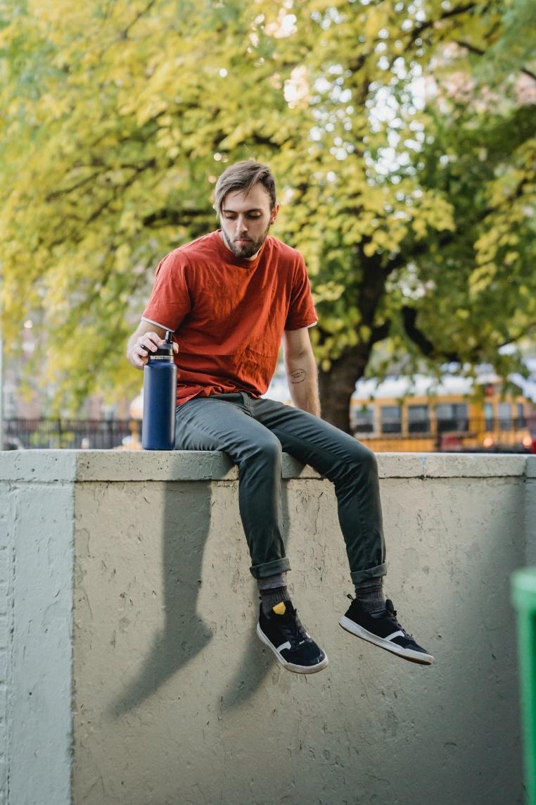 man wearing t shirt and jeans
