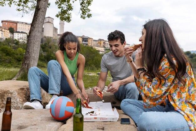 7 Activități pe care să le faci cu prietenii
