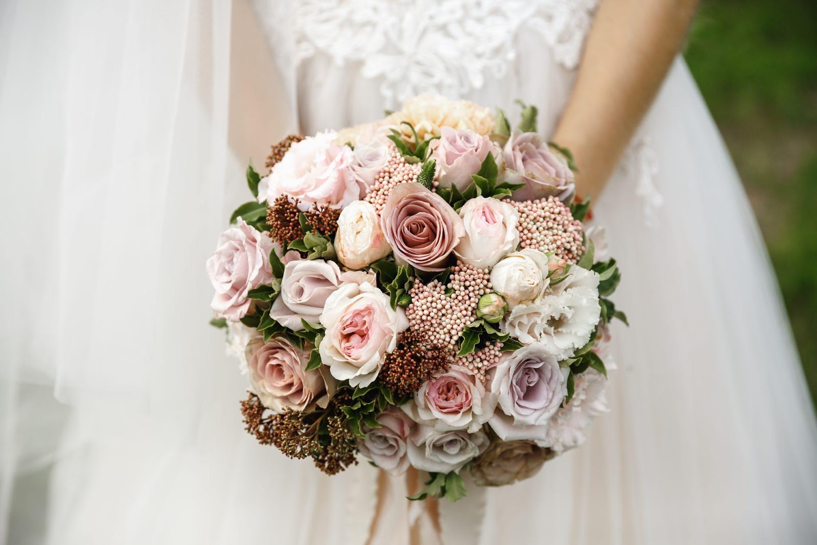 Paveikslėlis, kuriame yra vestuvinė suknelė, nuotaka, Gėlių komponavimas, rožė

Automatiškai sugeneruotas aprašymas