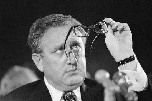 ABD Dışişleri Bakanı Henry Kissinger, Washington'daki Senato'ya hitap ederek Başkan Gerald Ford'un Güney Vietnam'a askeri ve insani yardım talebinin onaylanması çağrısında bulundu, 15 Nisan 1975