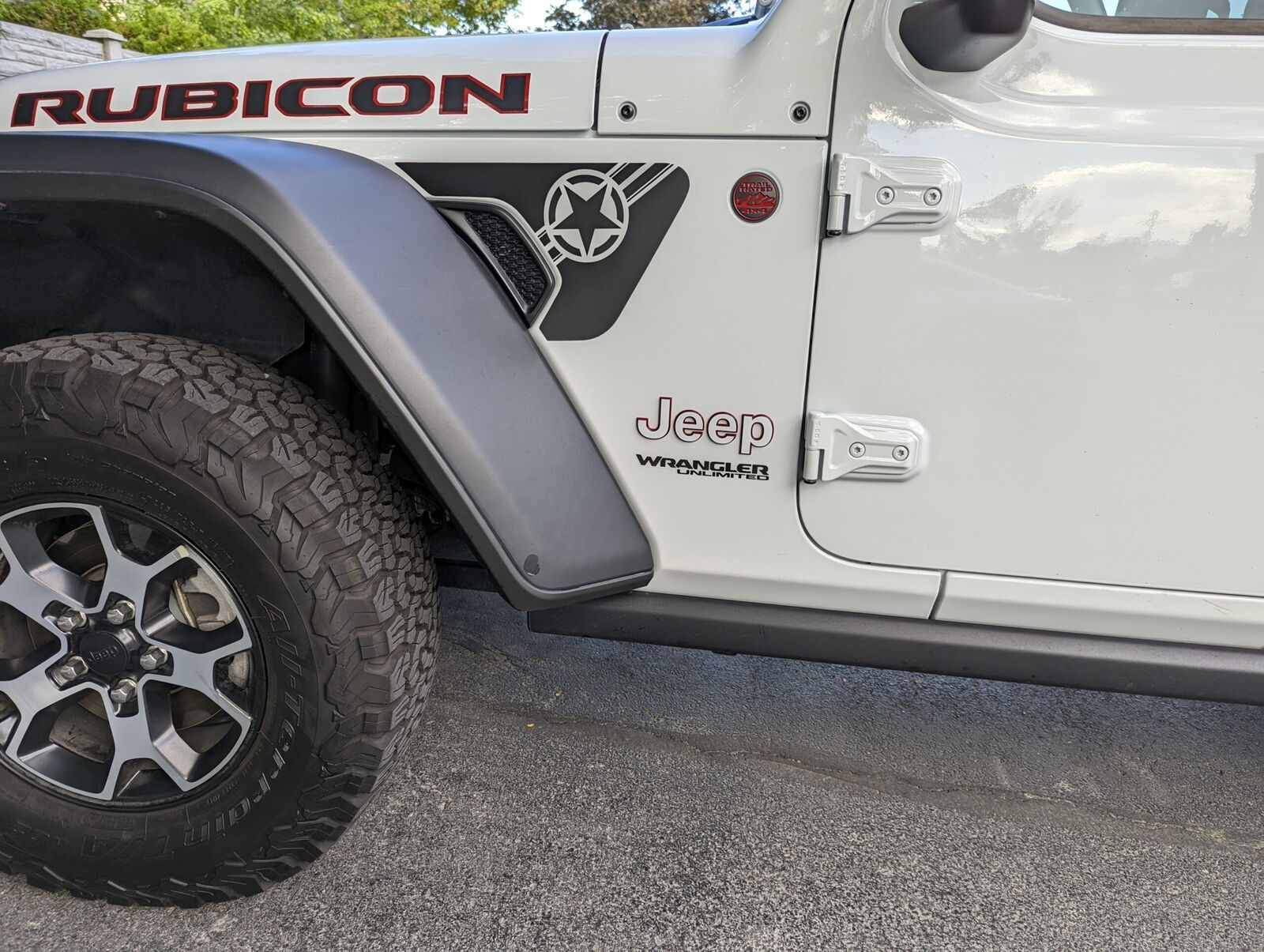 White Jeep Wrangler Rubicon with star decal