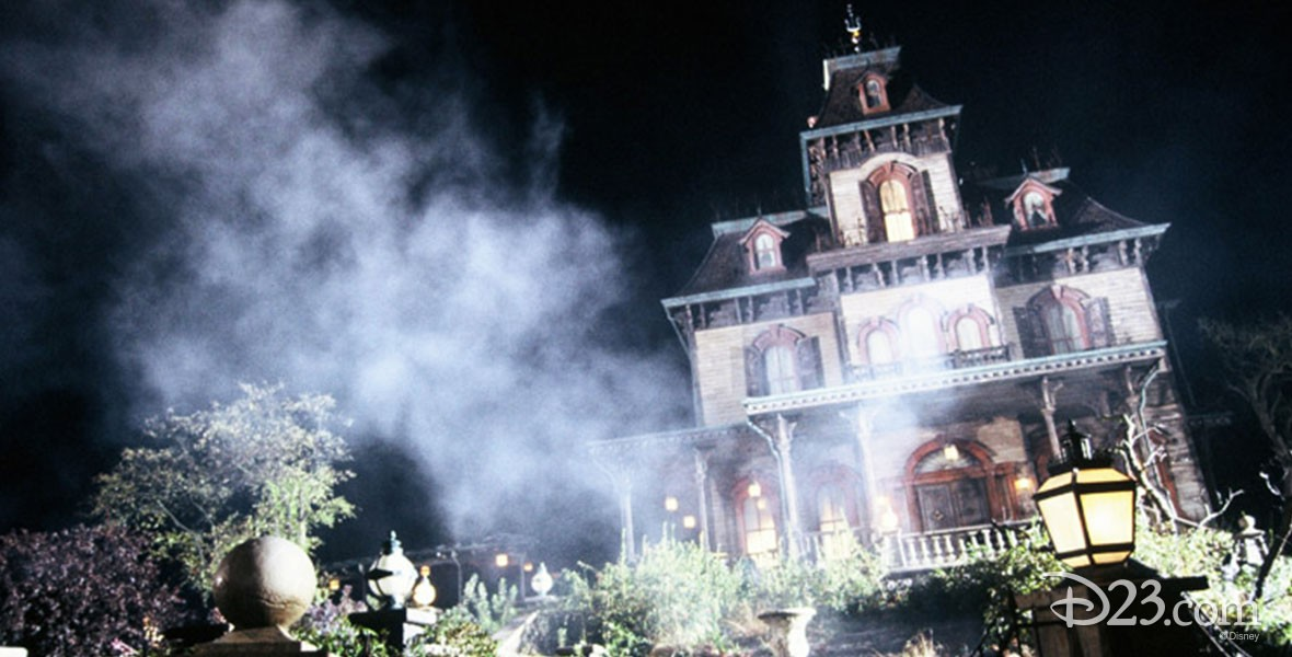 The exterior of Phantom Manor, surrounded by fog at nightt