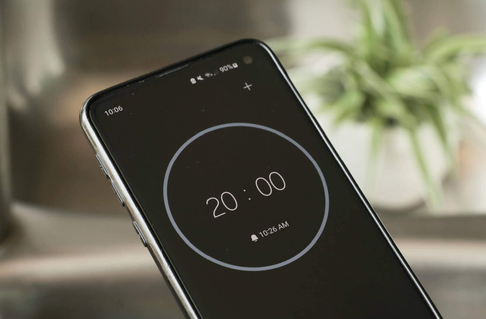 A phone with a black and white 20-minute timer is displayed.