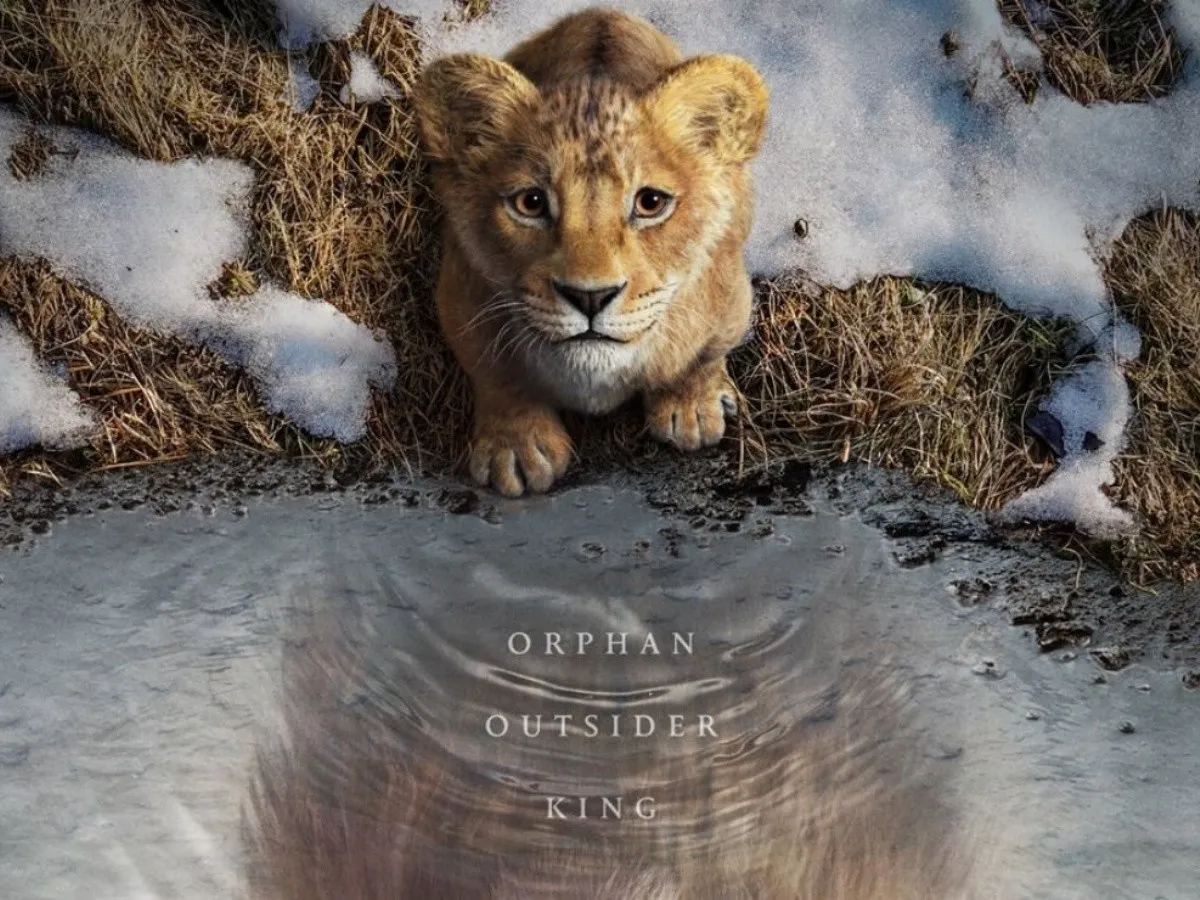 Poster oficial de "Mufasa: El Rey León", donde aparece Mufasa como cachorro junto a las palabras "Orphan. Outsider. King" (Huérfano. Forastero. Rey en inglés).