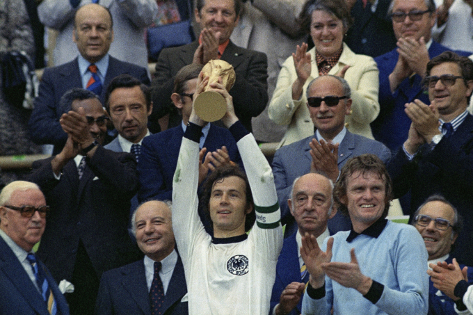 Beckenbauer nâng cao World Cup 1974 sau trận chung kết