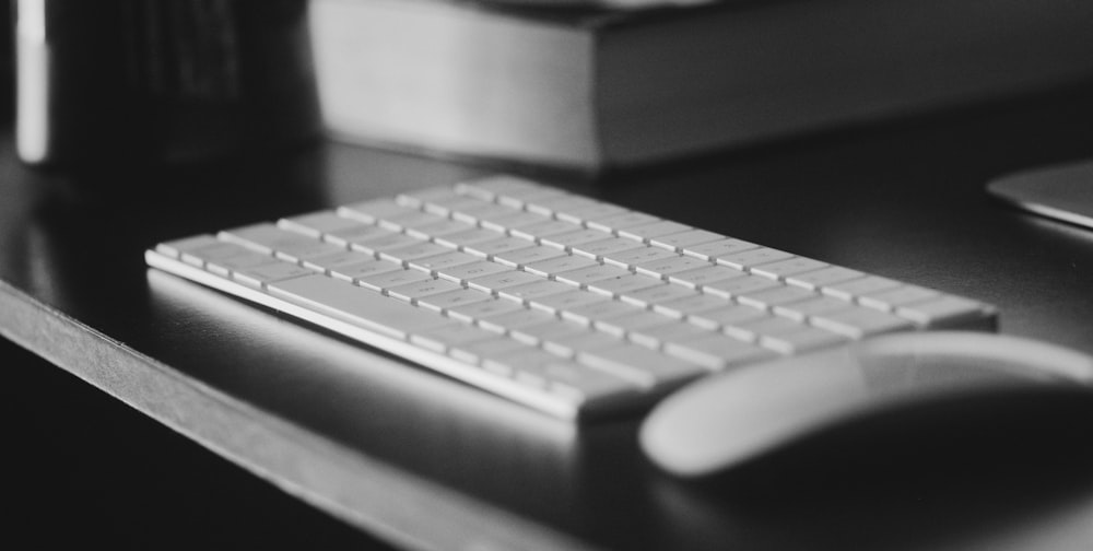 白とグレーのコンピューターキーボード
