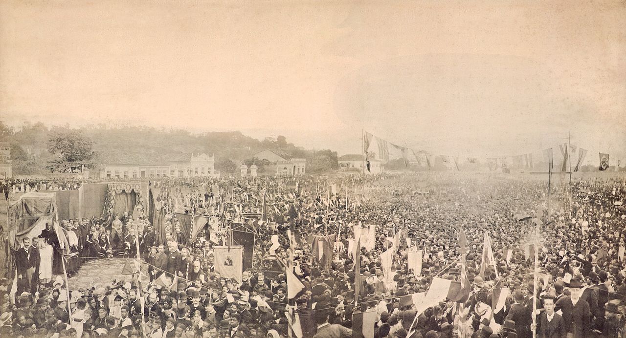 Open mass on 17 May 1888 commemorating the abolition of slavery. Isabel and her husband can be seen under a canopy to the left. The monarchy was never so popular, but at the same time never so frail.