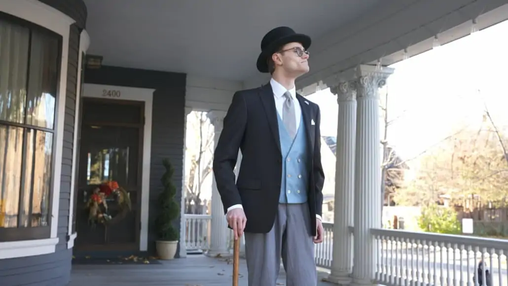 Classic elegance: Picture of a man on suit with his hat