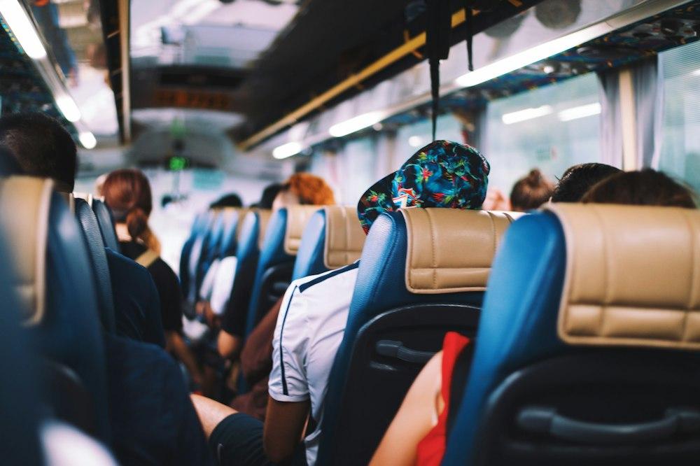 Fotografía de enfoque selectivo de personas en autobús