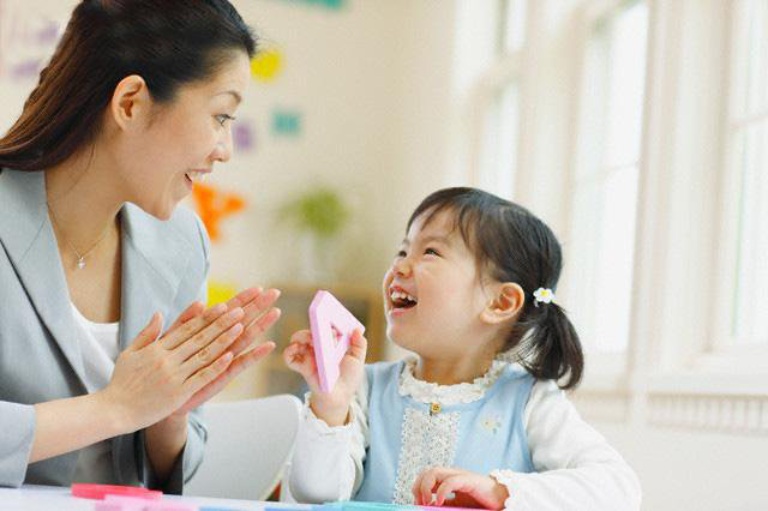 Nhận được sự quan tâm từ cha mẹ giúp trẻ phát triển giao tiếp tốt hơn