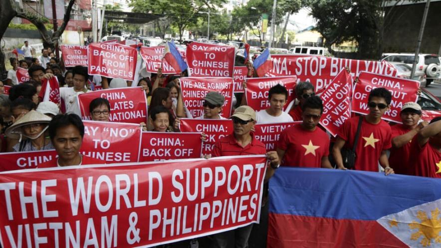 Ảnh tư liệu : Người Việt ở Philippines và người Philippines biểu tình trước lãnh sự Trung Quốc ở thành phố Makati, Philippines, ngày 16/05/2014 để phản đối Trung Quốc đưa giàn khoan Hải Dương 981 (HD-981) vào gần quần đảo Hoàng Sa, Biển Đông.