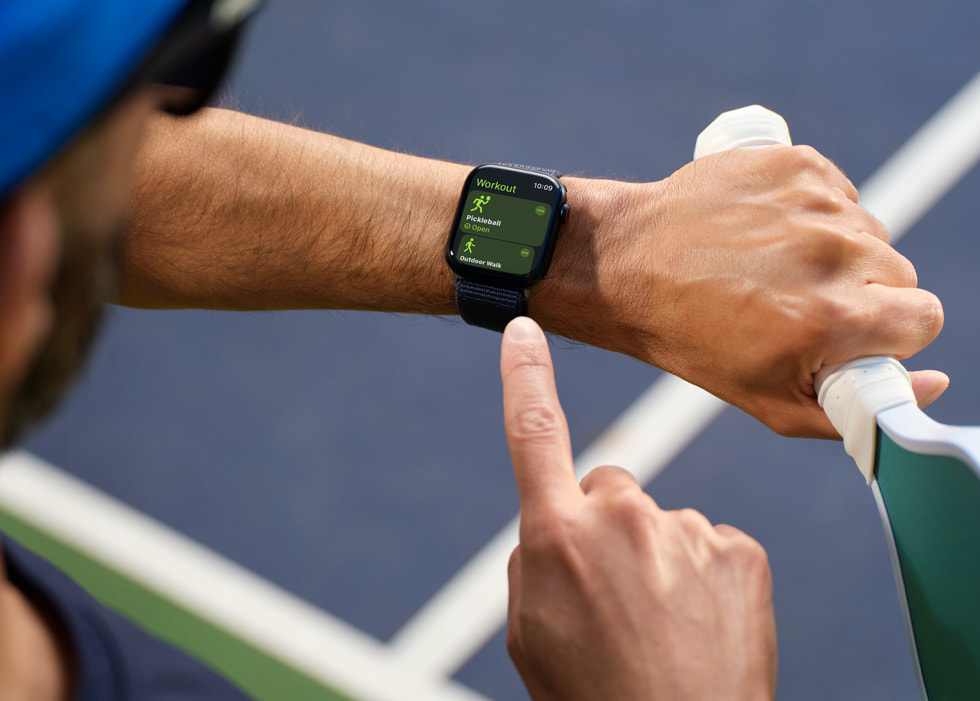 Hình ảnh người chơi pickleball nhìn vào Apple Watch.