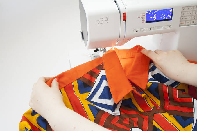 Sewing a collar with a sewing machine