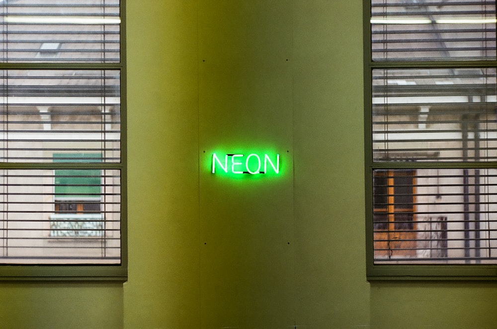 Modi creativi per utilizzare le insegne al neon per il branding e il marketing