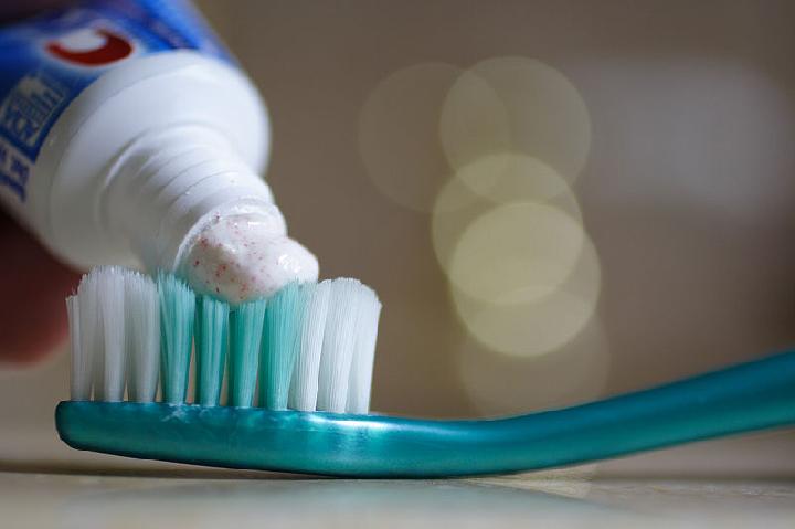 cara menghilangkan bintik hitam di baju berwarna dengan cepat