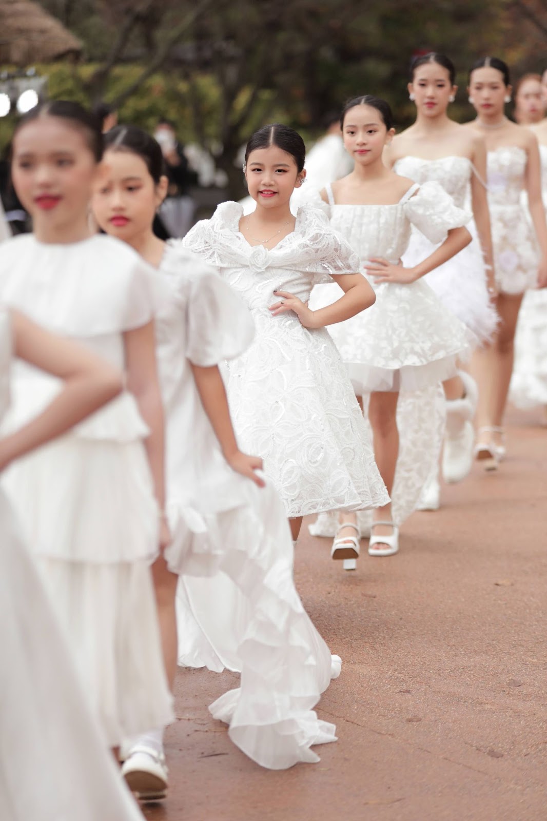Cindy Minnie hội ngộ dàn mẫu Việt đình đám tại Asian Kids Fashion Week