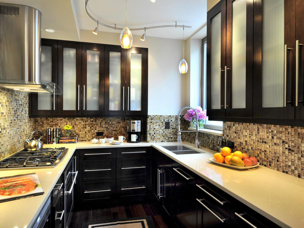 Combining a monochrome kitchen surface with patterned and textured wall tiles as a highlight makes the space more lively (Source: Collected)