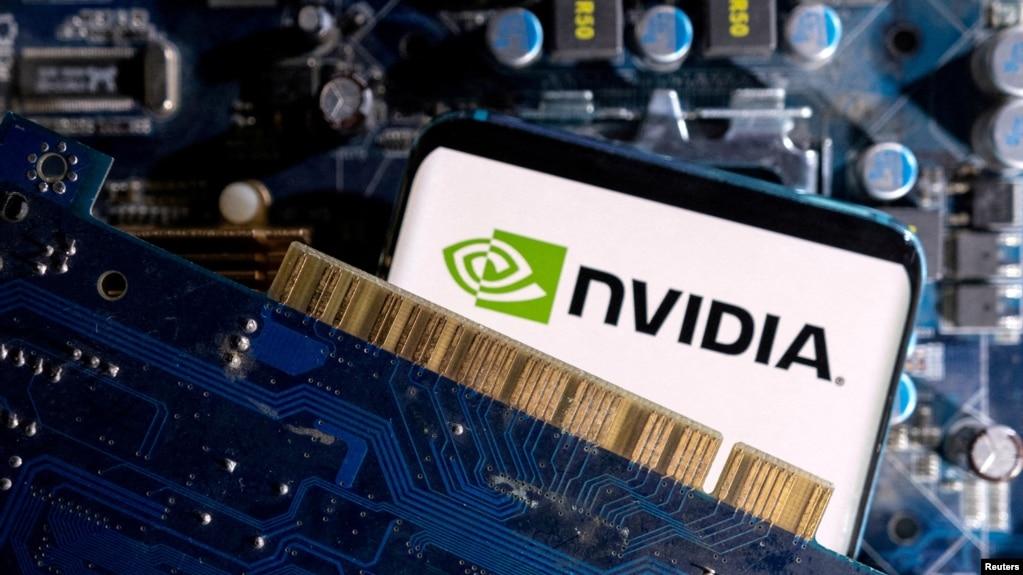 Một điện thoại thông minh có logo NVIDIA hiển thị được đặt trên bo mạch chủ máy tính.