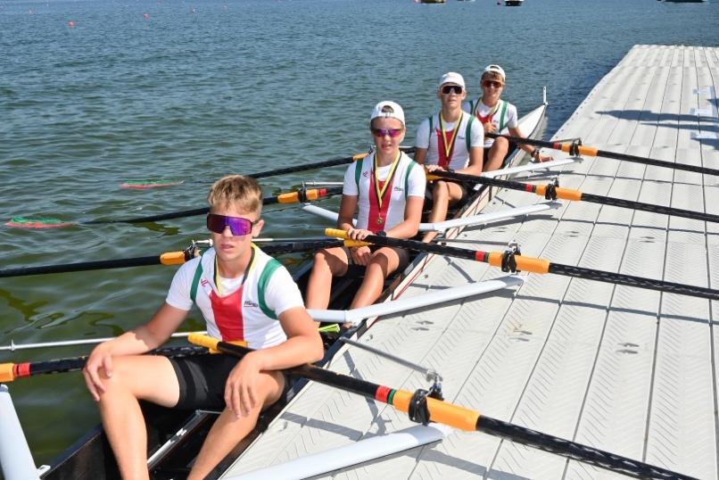 Ein Bild, das Sport, rudern, draußen, Person enthält.

Automatisch generierte Beschreibung