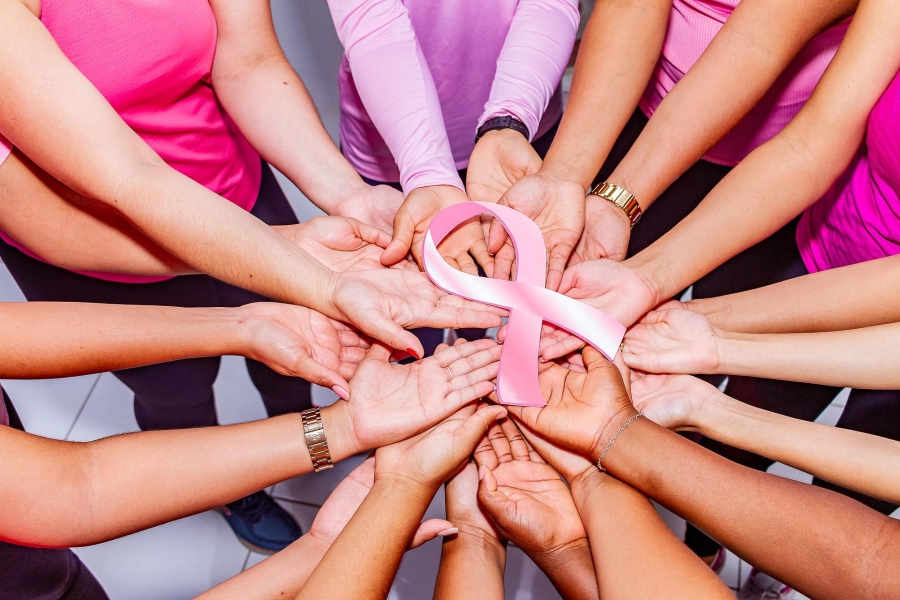 cancer-de-mama-mulheres-segurando-laco-rosa-da-campanha-outubro-rosa